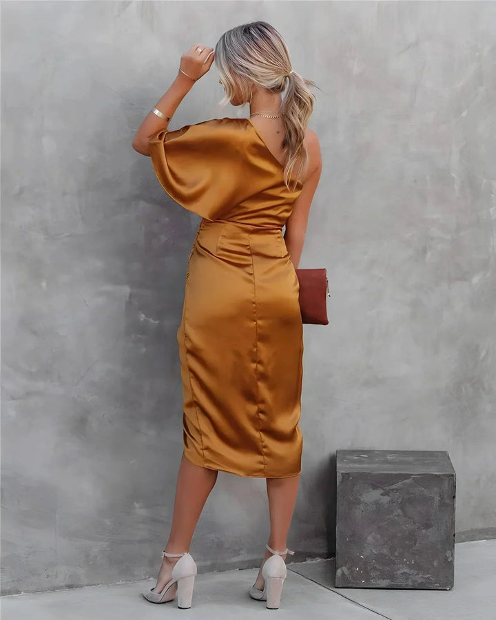Robe midi femme asymétrique drapée en satin, dotée d'une silhouette fluide et de détails élégants pour un look moderne.