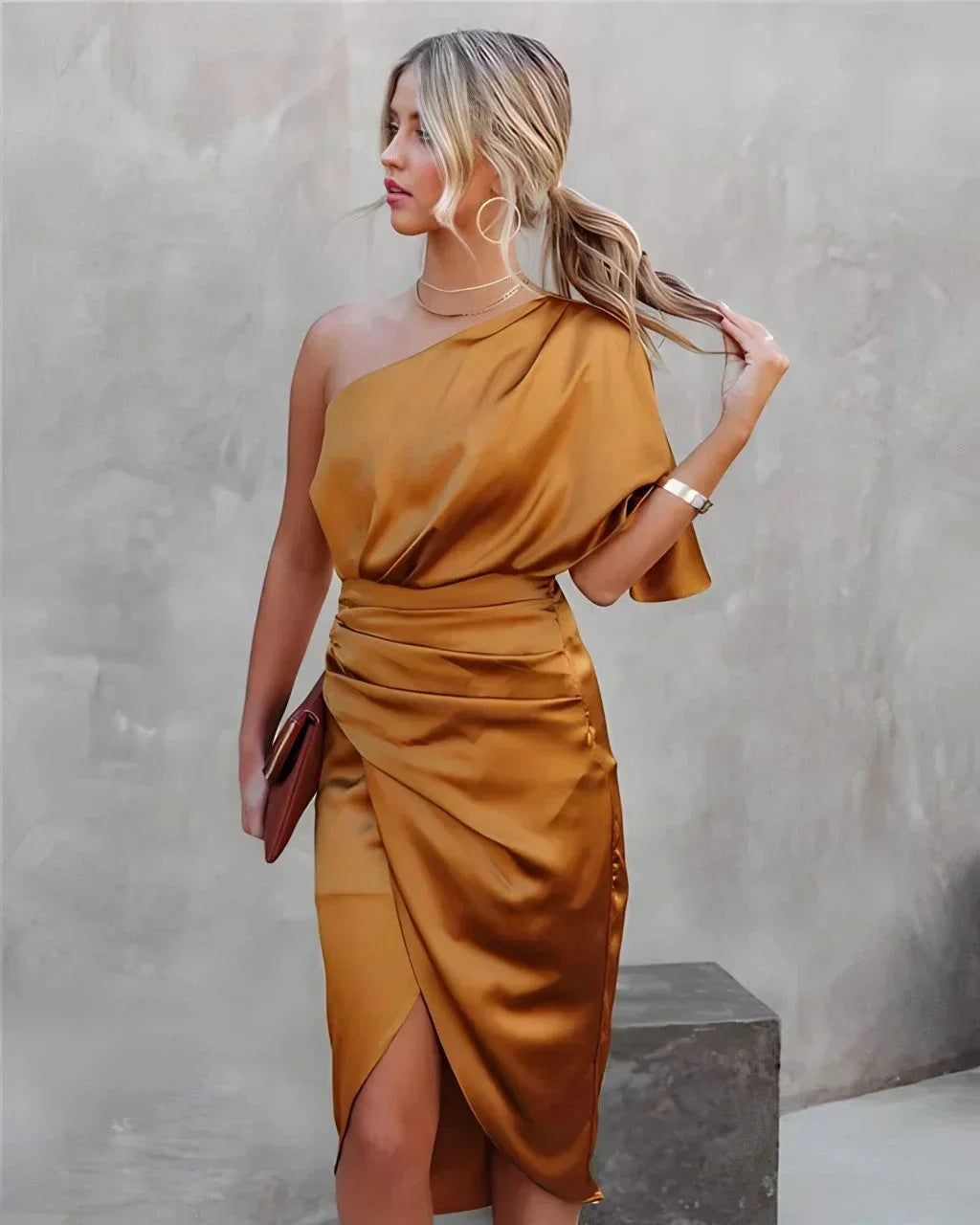 Robe midi femme asymétrique en satin orange, drapée avec une coupe élégante et une texture fluide pour un look moderne.