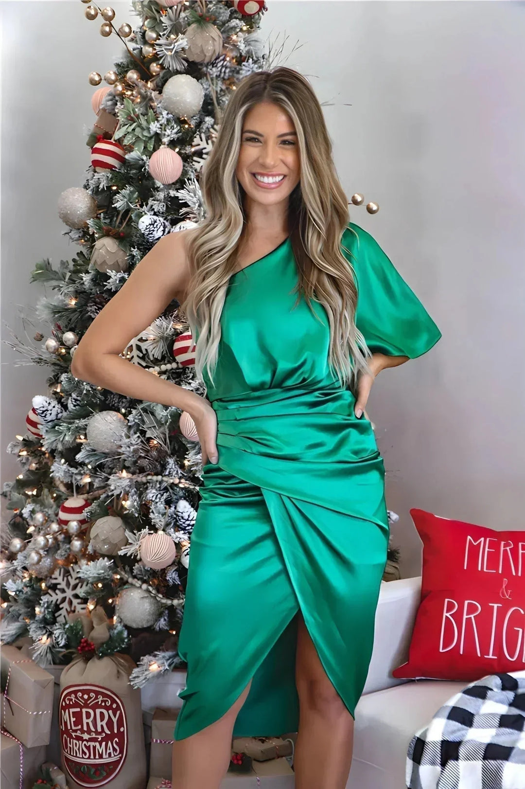 Robe midi asymétrique en satin vert, avec drapé élégant et finition lisse, parfaite pour des occasions spéciales.