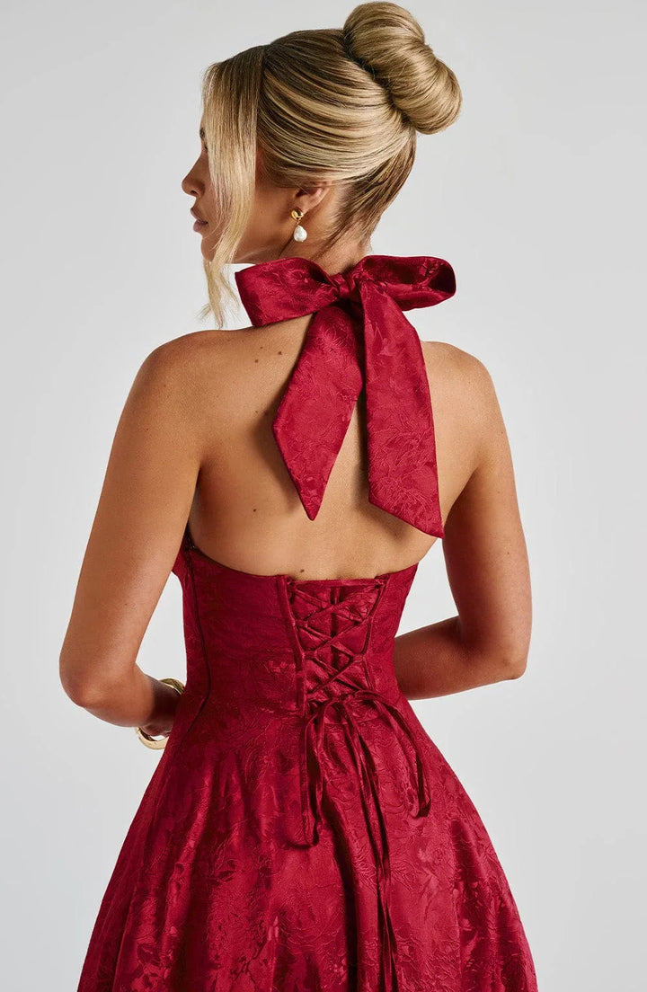 Robe midi femme en tissu léger, dos nu, jupe évasée pour un look élégant et confortable lors des journées ensoleillées.