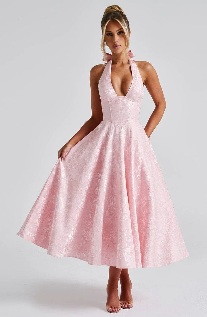 Robe midi femme en tissu léger, dos nu, jupe évasée, idéale pour les journées chaudes et les occasions décontractées.