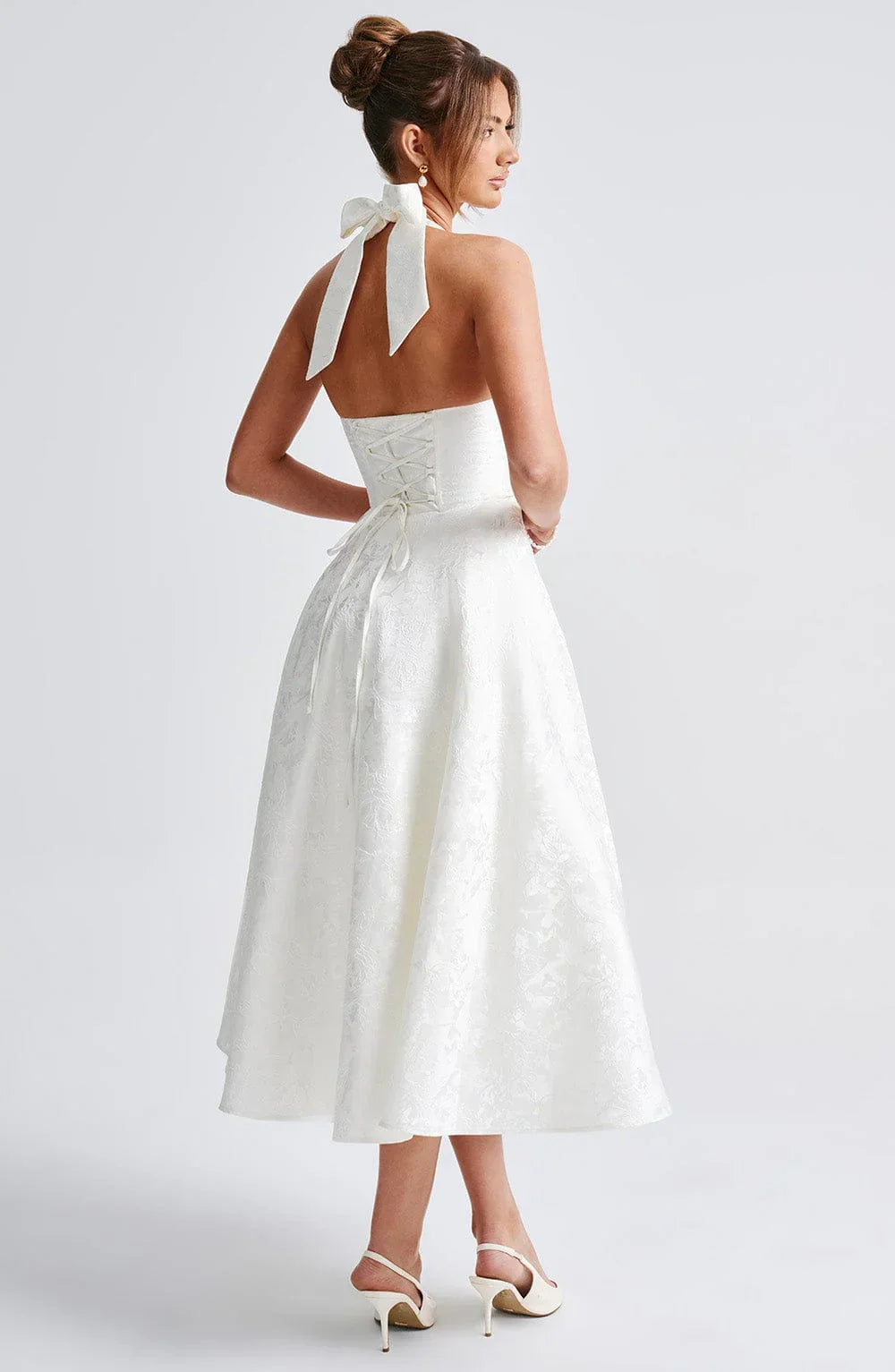 Robe midi femme en coton, dos nu, avec jupe évasée et imprimé floral, idéale pour les journées ensoleillées.