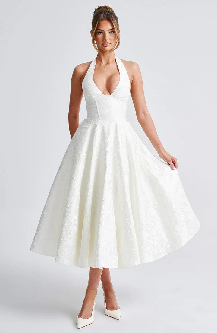 Robe midi femme en coton, à dos nu et jupe évasée, idéale pour les journées estivales. Design élégant et aéré.