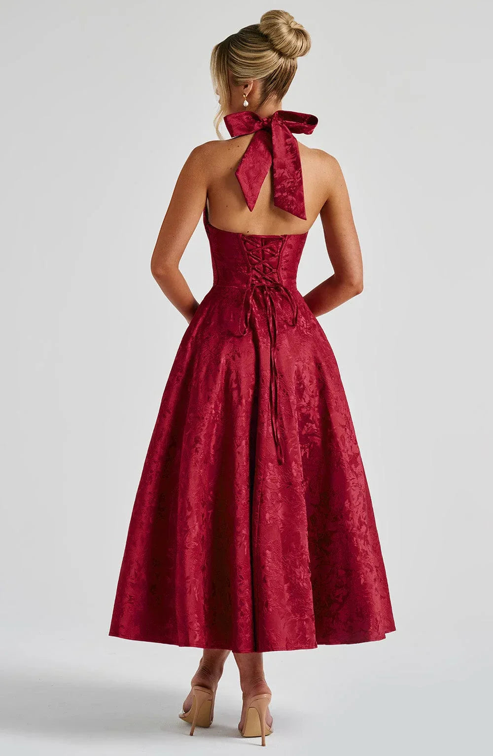 Robe midi femme en coton, dos nu, jupe évasée pour un look décontracté et aérien, idéale pour les journées ensoleillées.