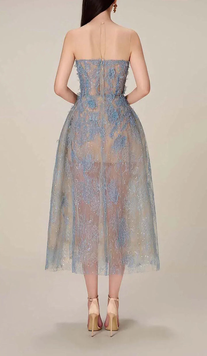Robe midi bleue pour femme en coton, ornée de broderies florales délicates sur le buste et les manches.