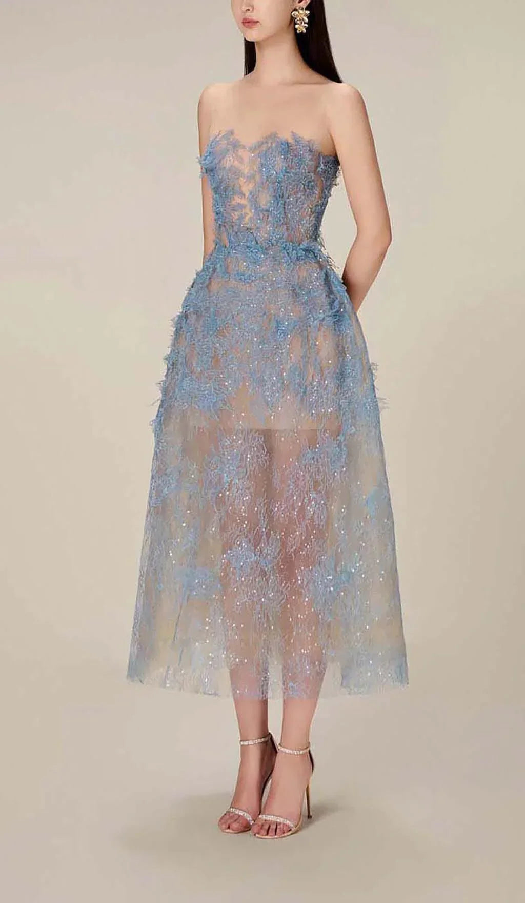 Robe midi bleue pour femme en coton, ornée de broderies florales délicates sur le haut et les manches.