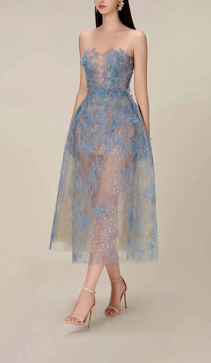 Robe midi femme bleue en coton avec broderie florale délicate et manches courtes, idéale pour les journées d'été.
