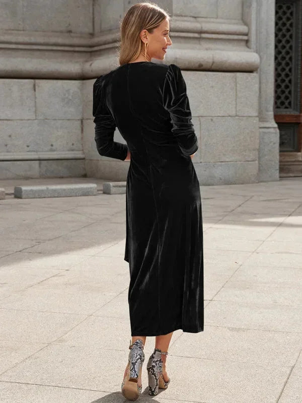 Robe midi féminine en tissu léger, à manches bouffantes et cache-cœur, avec des détails noués élégants.