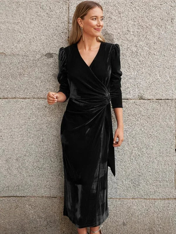 Robe midi femme en tissu léger, cache-cœur avec manches bouffantes et détails noués à la taille pour un look féminin.