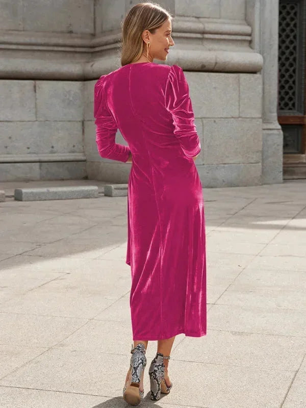 Robe midi femme en tissu léger, dotée de manches bouffantes et d'un design cache-cœur avec détails noués à la taille.