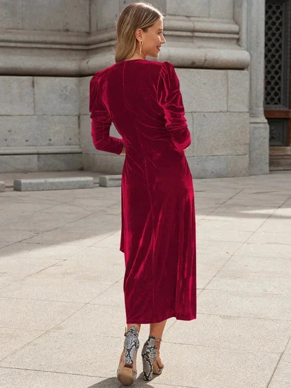 Robe midi femme en tissu léger, design cache-cœur, manches bouffantes et détails noués à la taille.