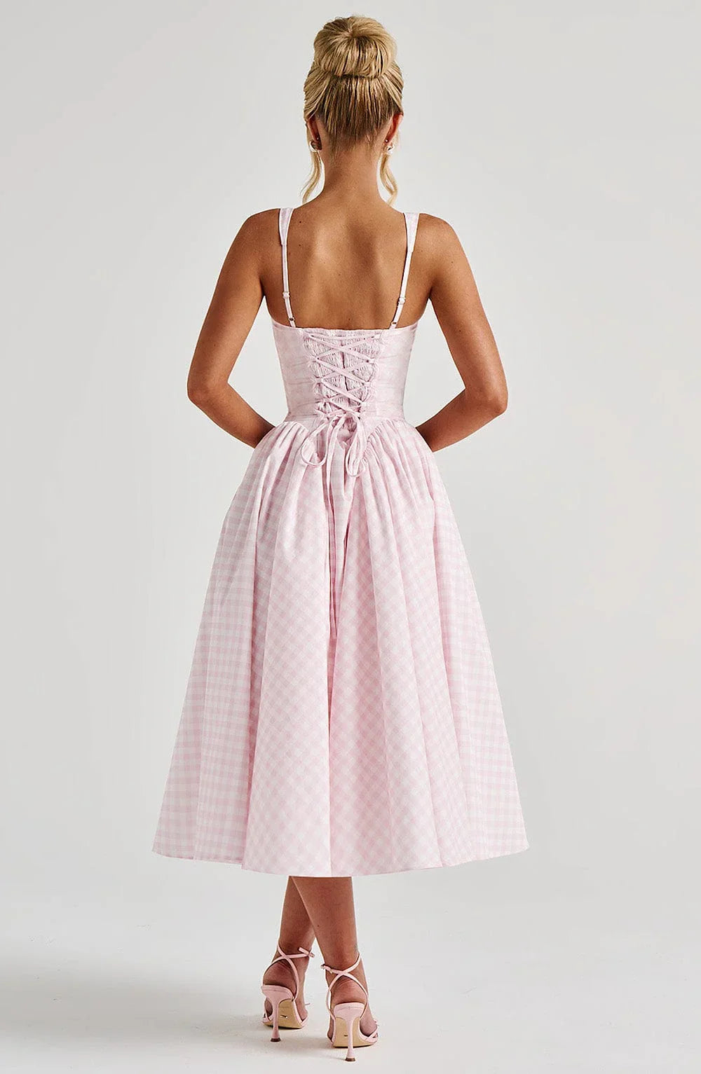 Robe midi femme sans manches en coton à carreaux, avec une coupe fluide et un décolleté rond. Idéale pour l'été.