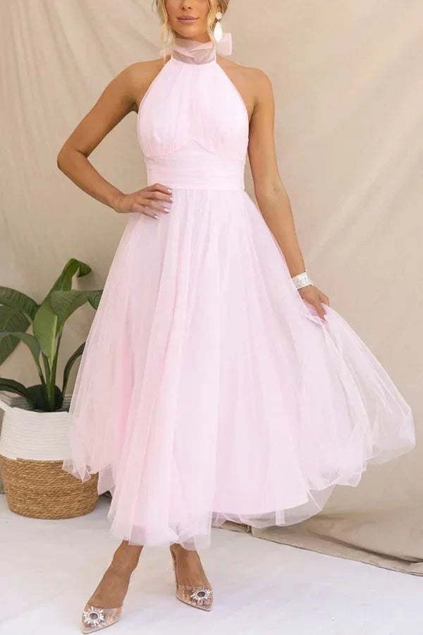 Robe midi femme en tulle plissé, design col haut avec ceinture, idéale pour un look élégant et féminin.