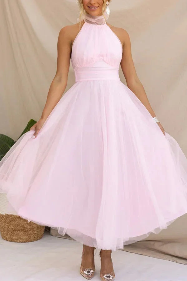 Robe midi en tulle plissé, col haut, avec ceinture, parfaite pour une allure élégante et décontractée.