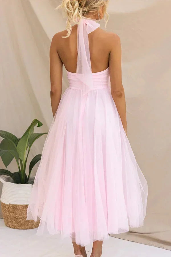 Robe midi en tulle plissé, col haut élégant, avec ceinture, idéale pour des occasions spéciales.