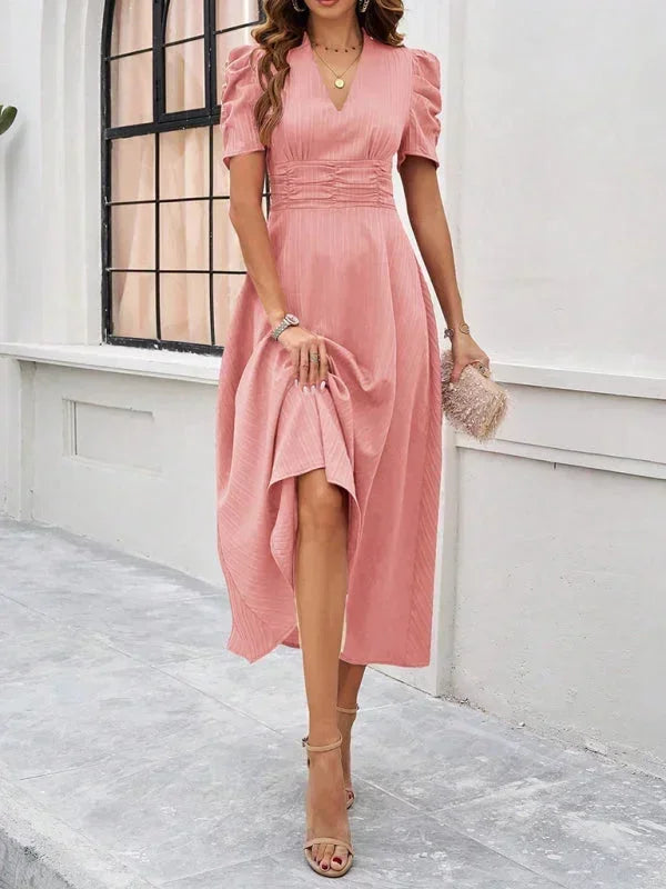 Robe midi femme en coton, col V, manches bouffantes, design léger et fluide, idéale pour des occasions décontractées.