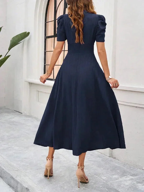 Robe midi femme en tissu léger, col V, manches bouffantes, parfaite pour une journée décontractée ou une sortie estivale.