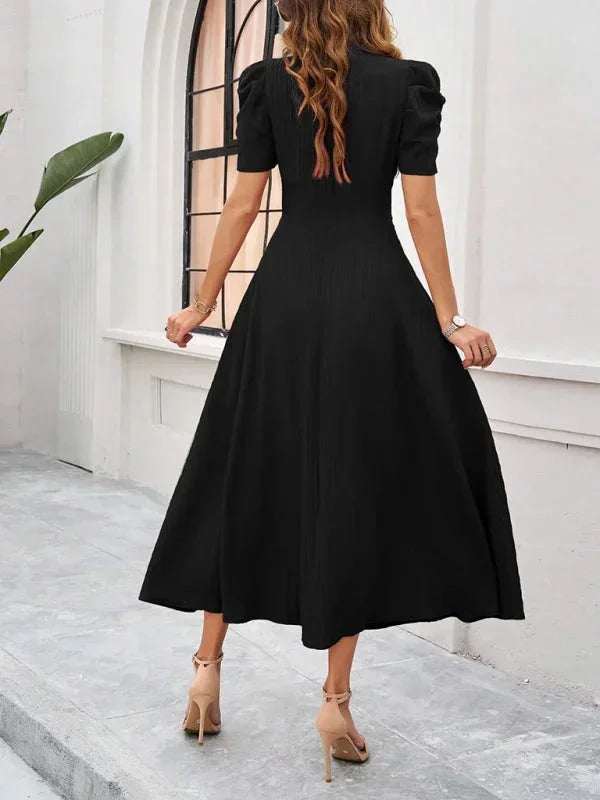 Robe midi femme en coton léger avec col V, manches bouffantes et motif floral, parfaite pour le printemps.