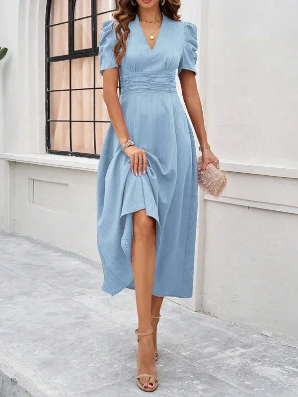 Robe midi femme en coton avec col V et manches bouffantes, design élégant et fluide, idéale pour diverses occasions.