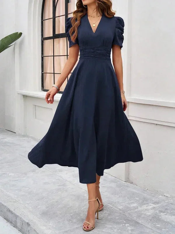 Robe midi femme en coton léger, col V et manches bouffantes, idéale pour un look décontracté et élégant.