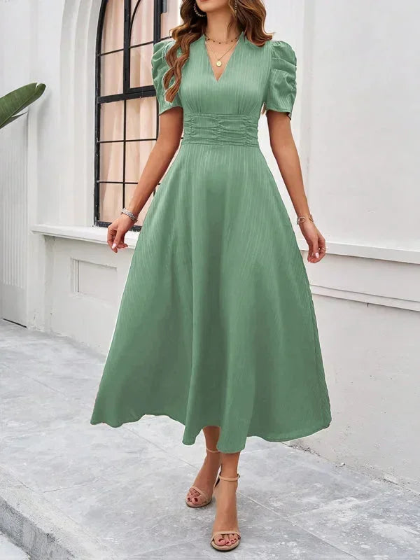 Robe midi femme en tissu léger, col V, manches bouffantes, avec une coupe fluide pour un look élégant et confortable.
