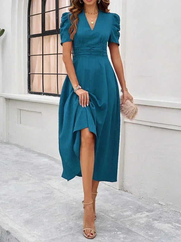 Robe midi femme en tissu léger avec col V, manches bouffantes et taille cintrée, idéale pour les occasions décontractées.