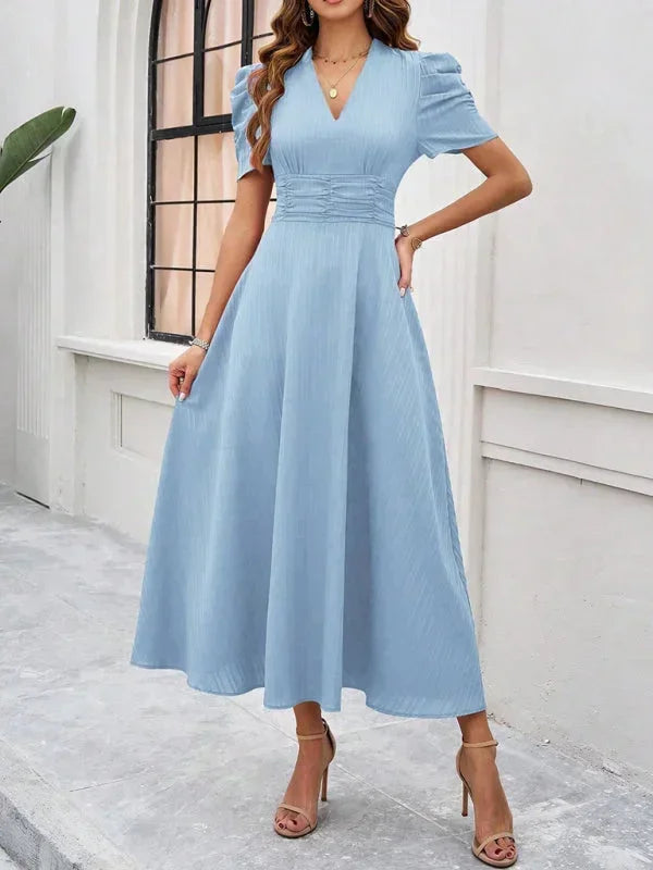 Robe midi femme en bleu clair, col V, manches bouffantes, fabriquée en coton léger pour un confort idéal au quotidien.