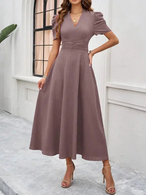 Robe midi femme marron en tissu léger, col V, manches bouffantes et taille cintrée pour un look élégant et décontracté.