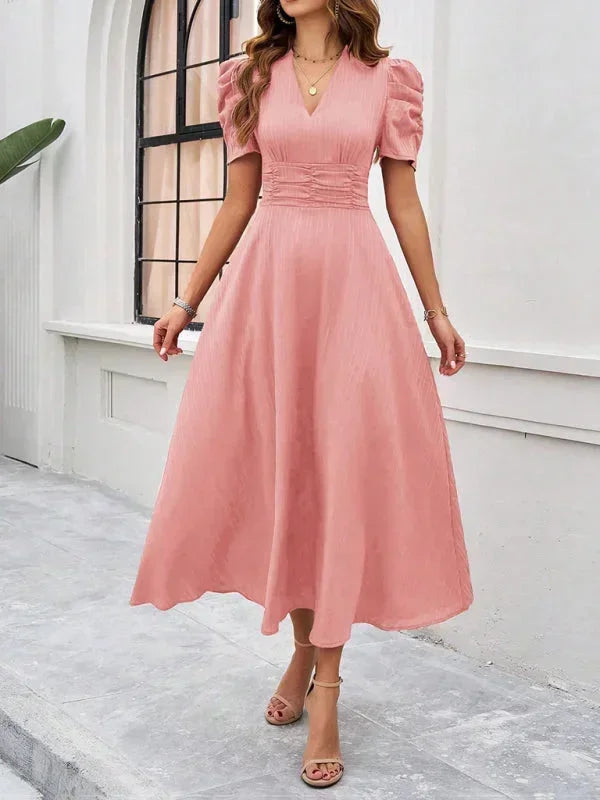 Robe midi rose pour femme avec col V, manches bouffantes et tissu léger, parfaite pour les occasions décontractées.