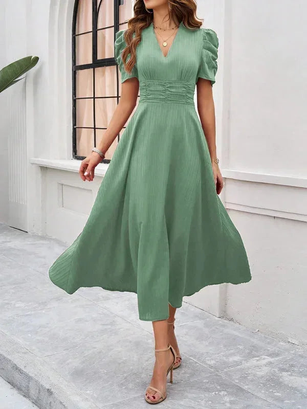Robe midi femme en vert, col V, manches bouffantes, en coton léger, idéale pour un look décontracté et élégant.