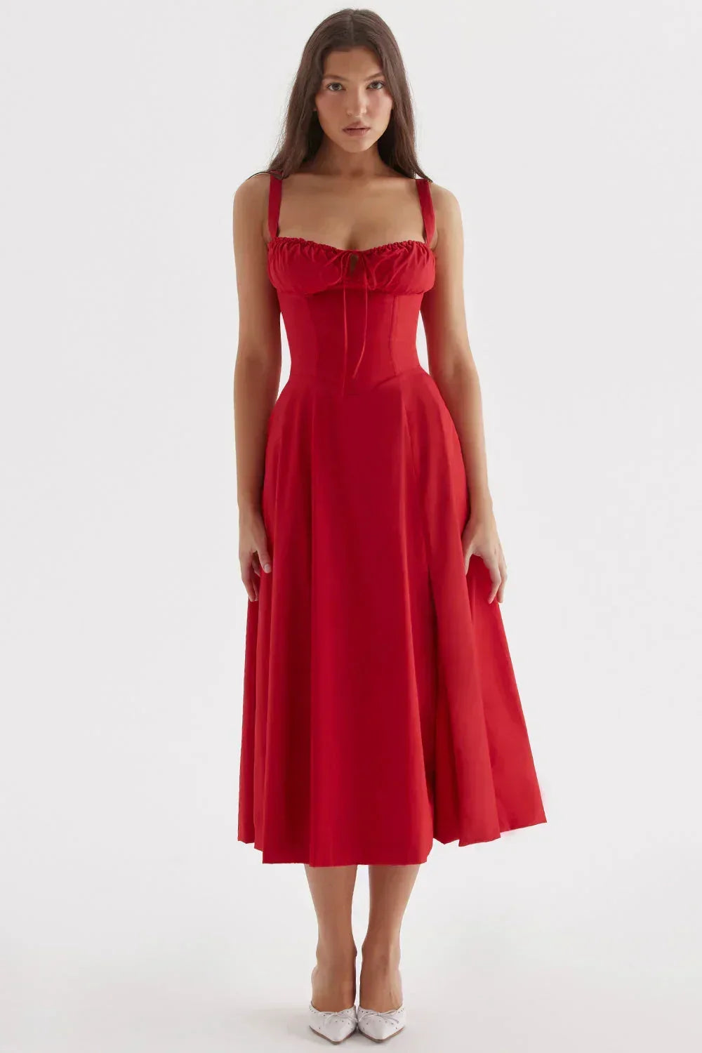 Robe midi femme rouge avec corsage froncé, tissu léger et fluide, parfaite pour des occasions décontractées.