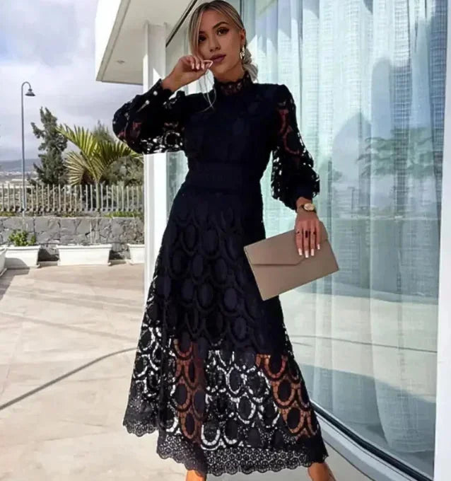 Robe midi noire en dentelle avec manches longues, offrant un design délicat et une coupe fluide pour une silhouette élégante.