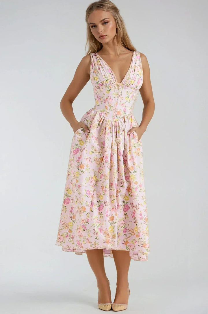 Robe midi femme fleurie à bretelles rose en coton léger avec motif floral délicat et coupe ajustée à la taille.