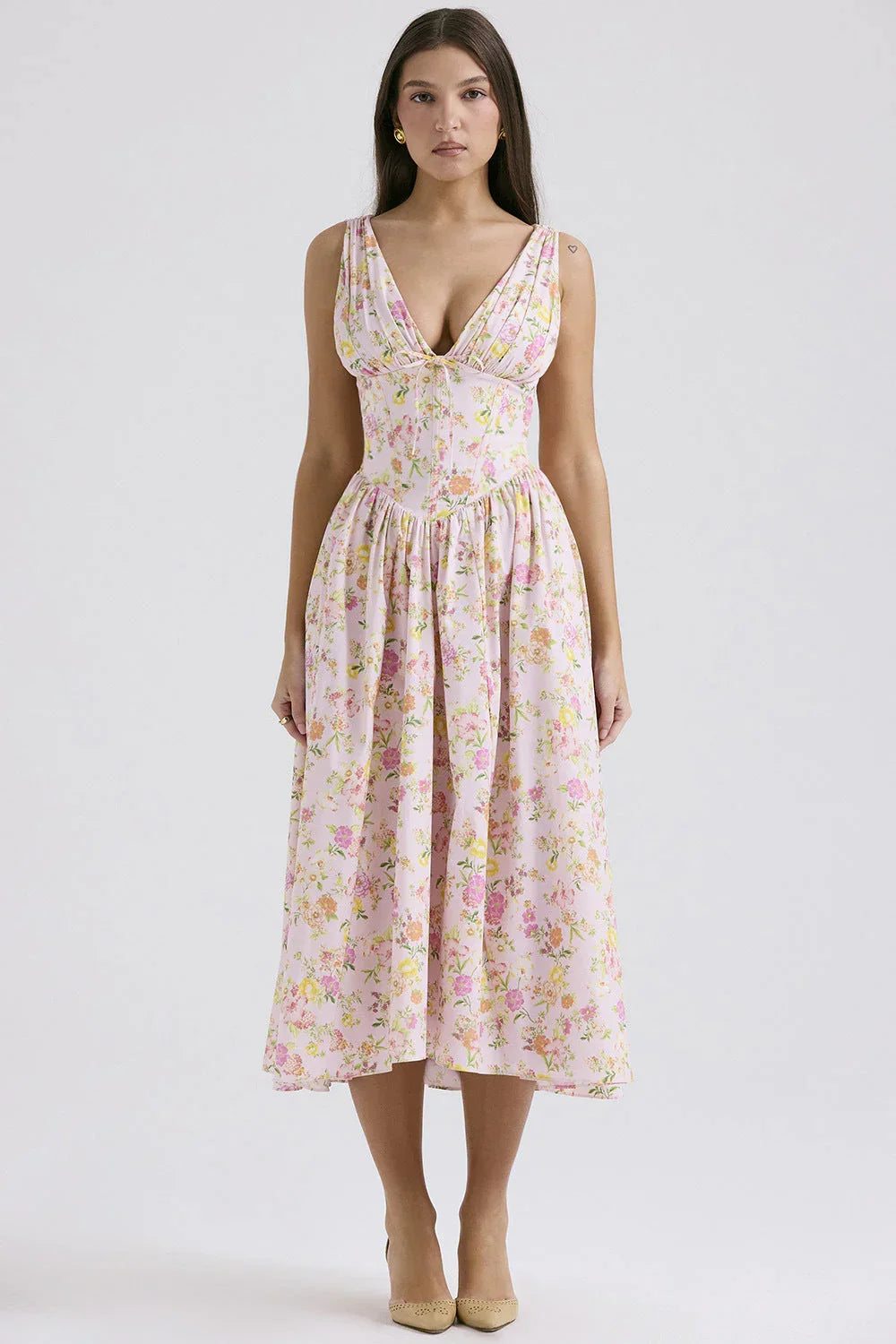 Robe midi femme fleurie sans manches en coton léger, avec un motif floral coloré et une coupe fluide pour un confort optimal.