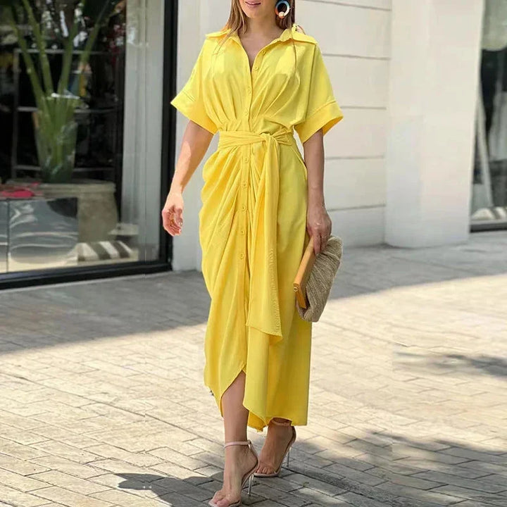 Robe midi jaune femme avec imprimé abstrait, en tissu léger et ceinture ajustable pour un ajustement personnalisé.