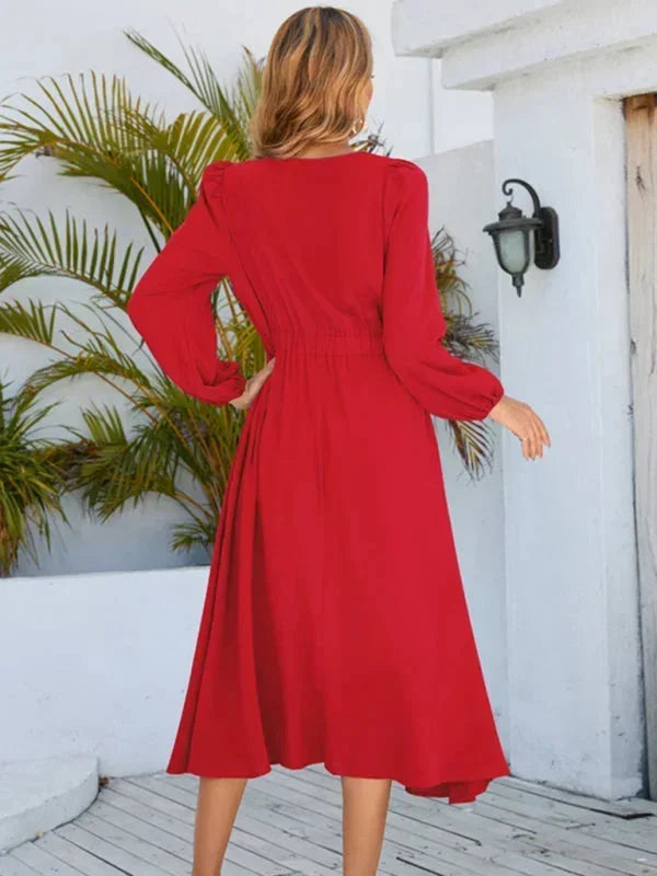 Robe midi femme à manches longues en tissu doux, avec nœud décoratif à la taille et coupe flattering pour un look élégant.