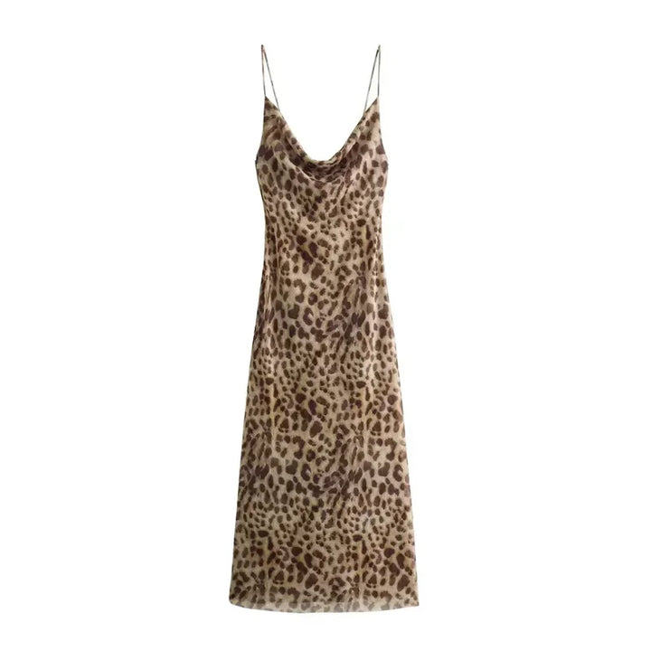 Robe midi femme en imprimé léopard avec bretelles fines, tissu léger et fluide, idéale pour un look décontracté.