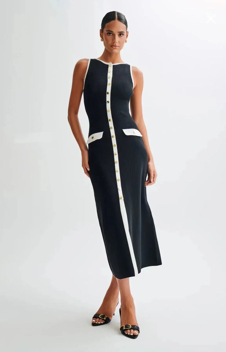 Robe midi noire en coton avec boutons contrastés, offrant une coupe ajustée et des manches courtes pour un look élégant.