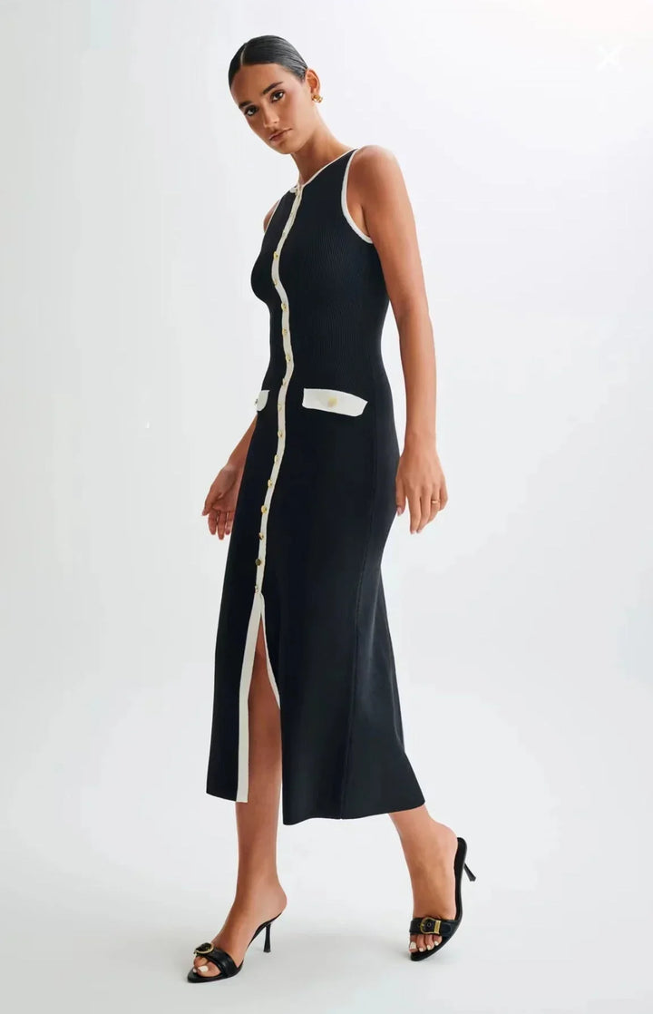 Robe midi noire pour femme en coton, avec boutons contrastés sur le devant et une coupe élégante et fluide.