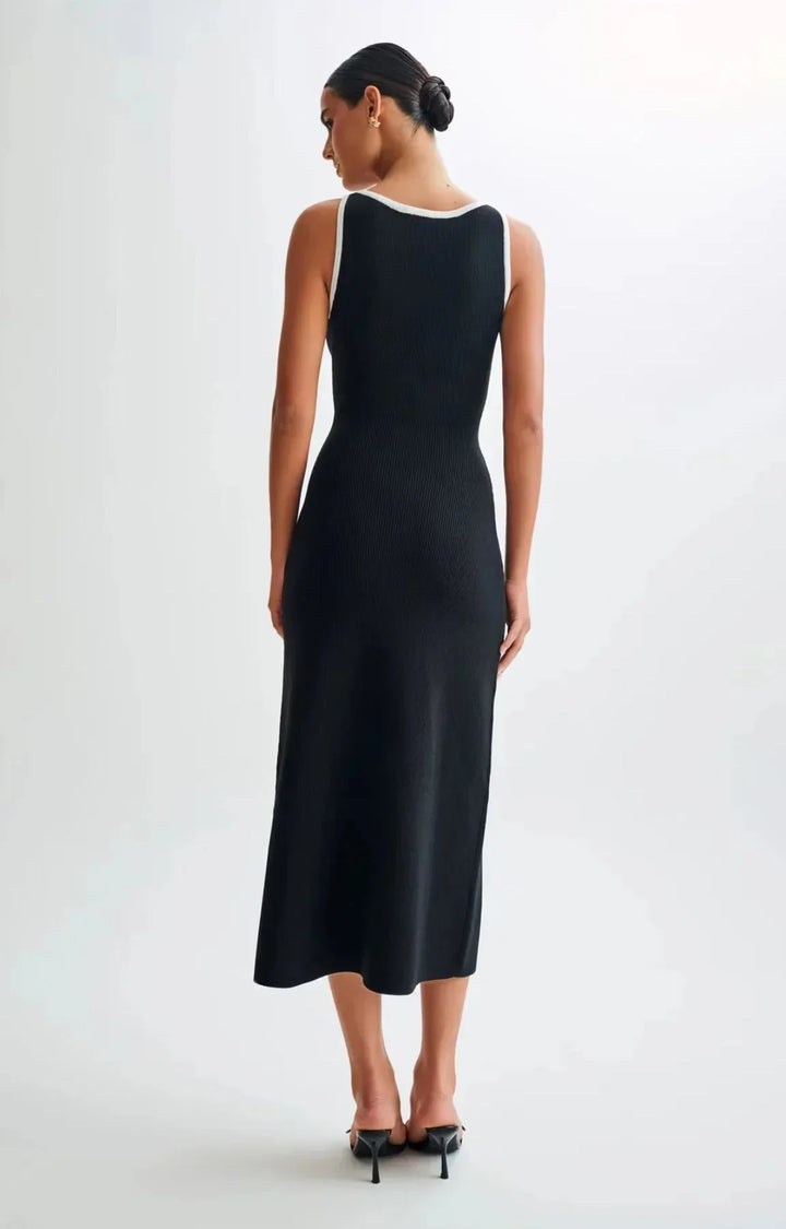 Robe midi noire en coton avec boutons contrastés sur le devant, parfaite pour un style décontracté et élégant.