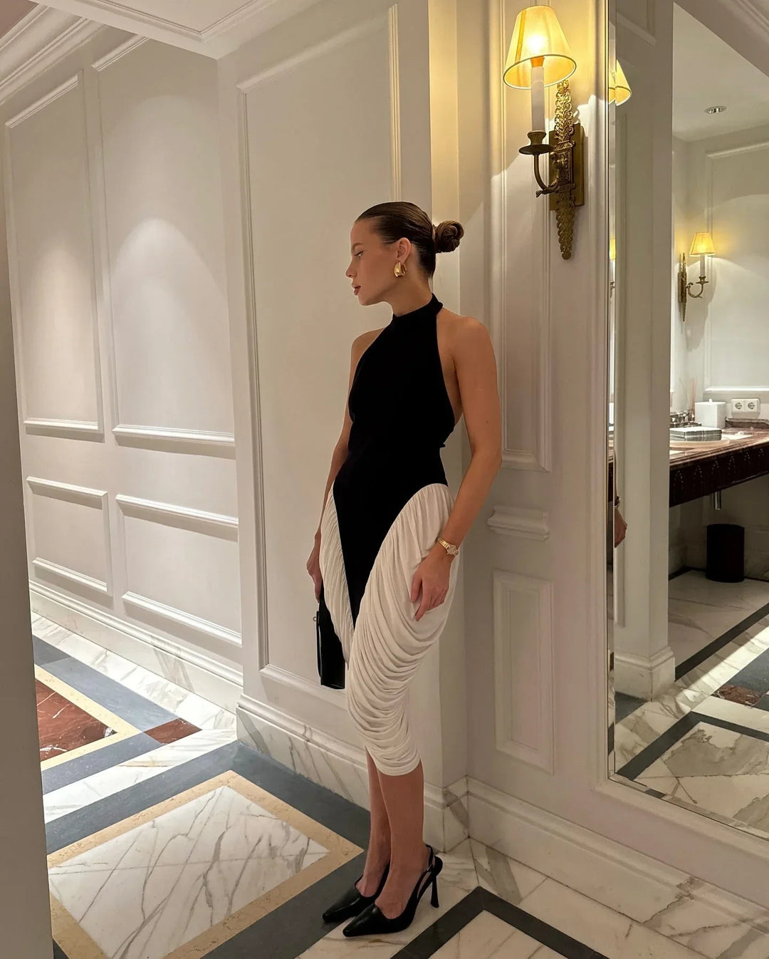 Robe midi femme en tissu plissé noir et blanc, à manches courtes et taille cintrée, parfaite pour les occasions…