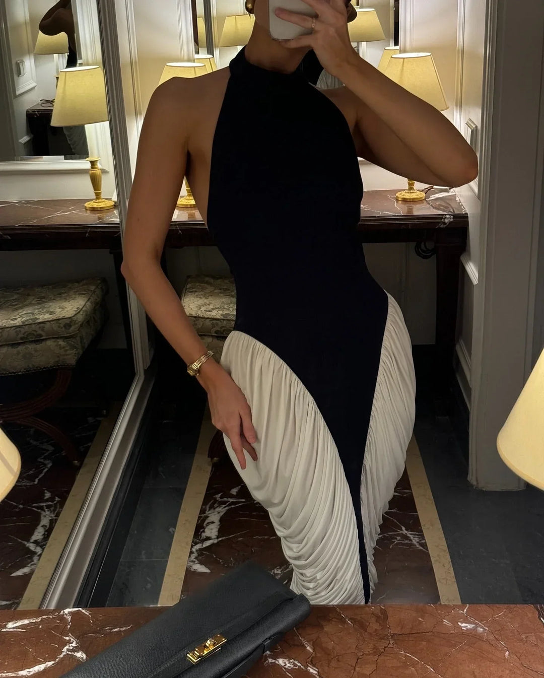 Robe midi femme à motifs noirs et blancs, en tissu plissé léger, idéale pour un look décontracté et élégant.