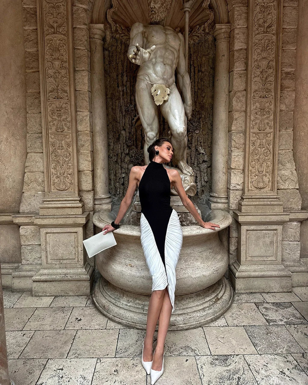 Robe midi femme noire et blanche plissée en polyester, avec un design élégant et une coupe flatteuse pour toutes les…