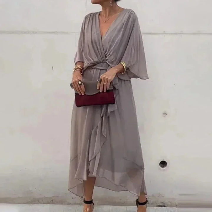 Robe midi grise femme en tissu léger, design portefeuille avec col V et nouage à la taille pour un ajustement flatteur.