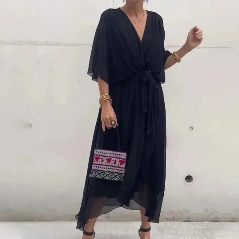Robe midi femme portefeuille en noir, col V, nouage à la taille, en tissu léger et fluide, parfaite pour un look décontracté.