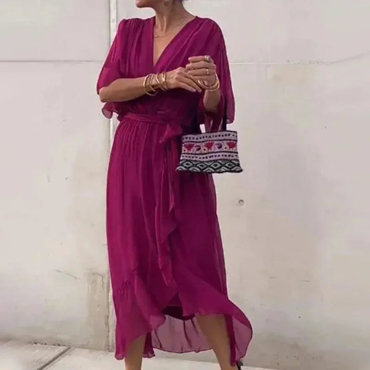 Robe midi femme portefeuille rouge violet, col V avec nouage à la taille, en tissu léger et fluide pour un style élégant.