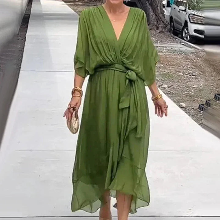 Robe midi femme portefeuille en vert, col V, avec nouage à la taille, en tissu léger et fluide, idéale pour l’été.