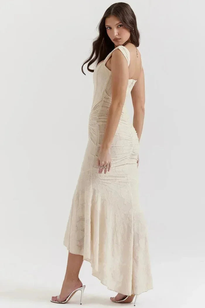 Robe midi femme sans manches en dentelle délicate avec ourlet coquet, idéale pour les occasions estivales.