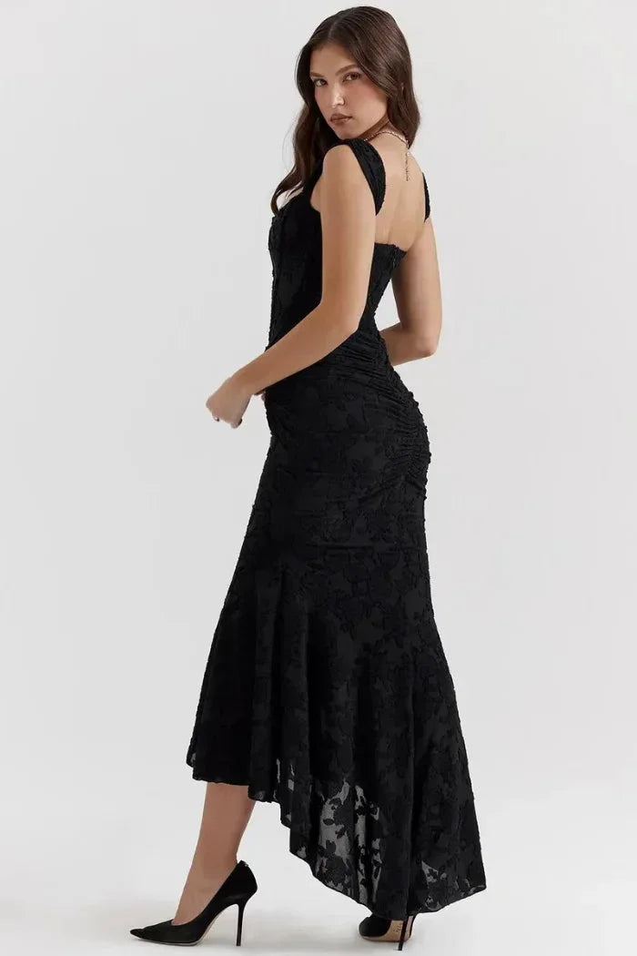 Robe midi femme sans manches en tissu léger, ornée de dentelle délicate et d'un ourlet coquet pour une touche féminine.