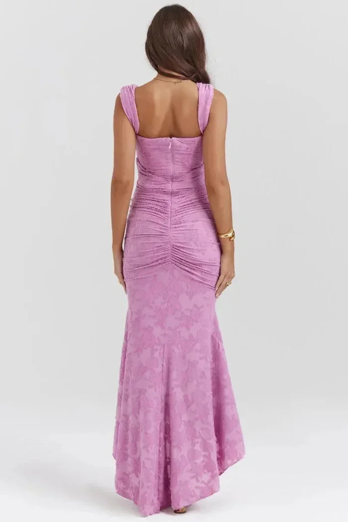 Robe midi femme sans manches en dentelle, avec un ourlet coquet et une coupe fluide idéale pour les occasions décontractées.